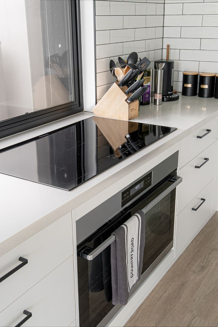Induction cooktop with built-in ventilation in a modern kitchen